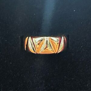 Beautiful 18k Gold Ring. Size Six